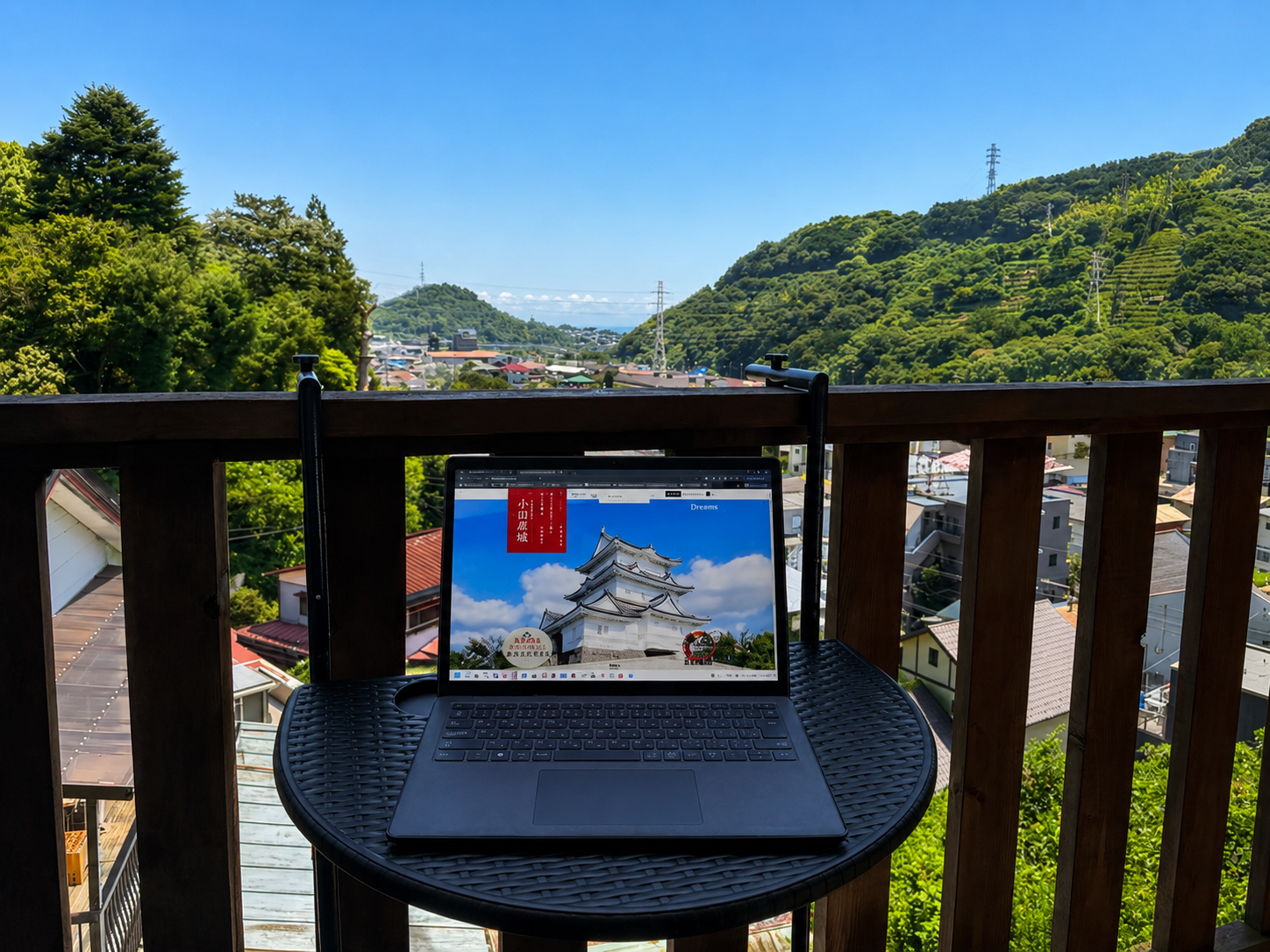 バルコニーから山と海を望むワークスペース